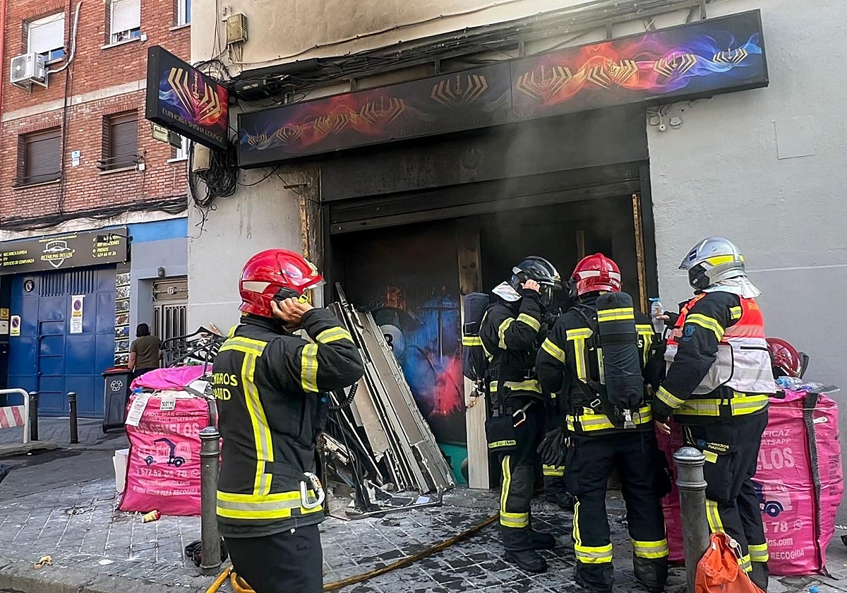 Los bomberos en el local calcinado
