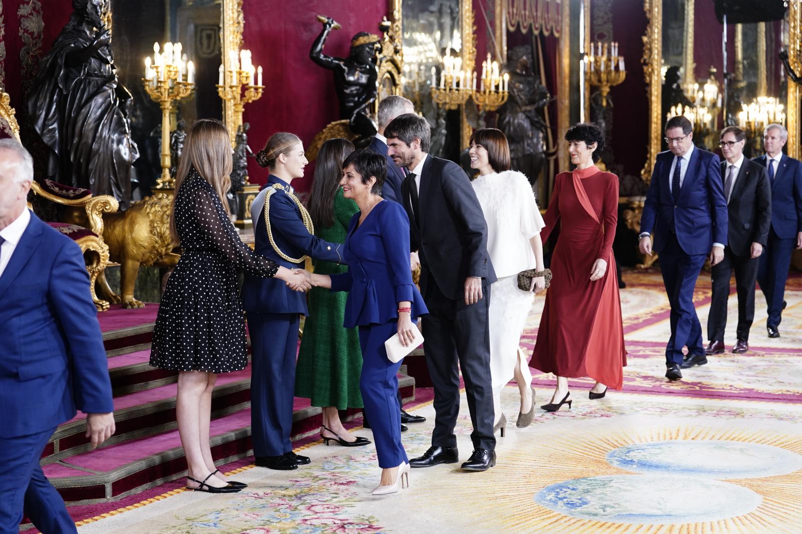 Los ministros Isabel Rodríguez, Ernesto Urtasun, Diana Morant y Elma Saiz, durante su paso ante los Reyes y por detrás de ellos el presidente catalán, Salvador Illa