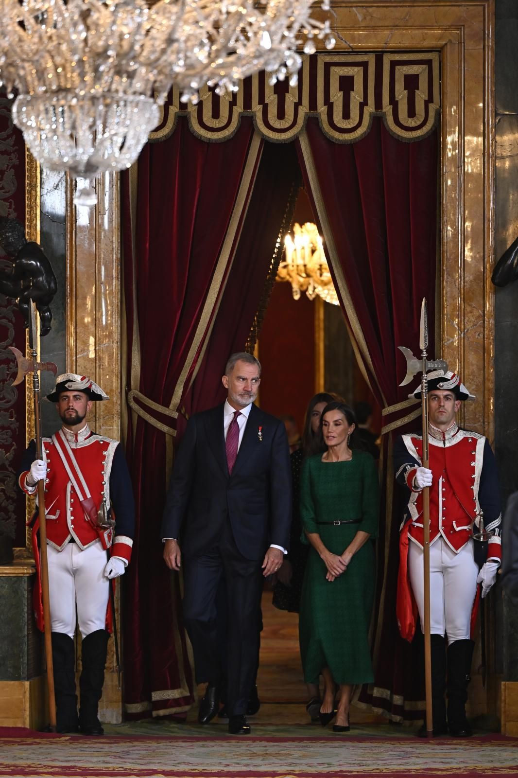El besamanos ha empezado sobre las 13.15 horas en el Palacio Real