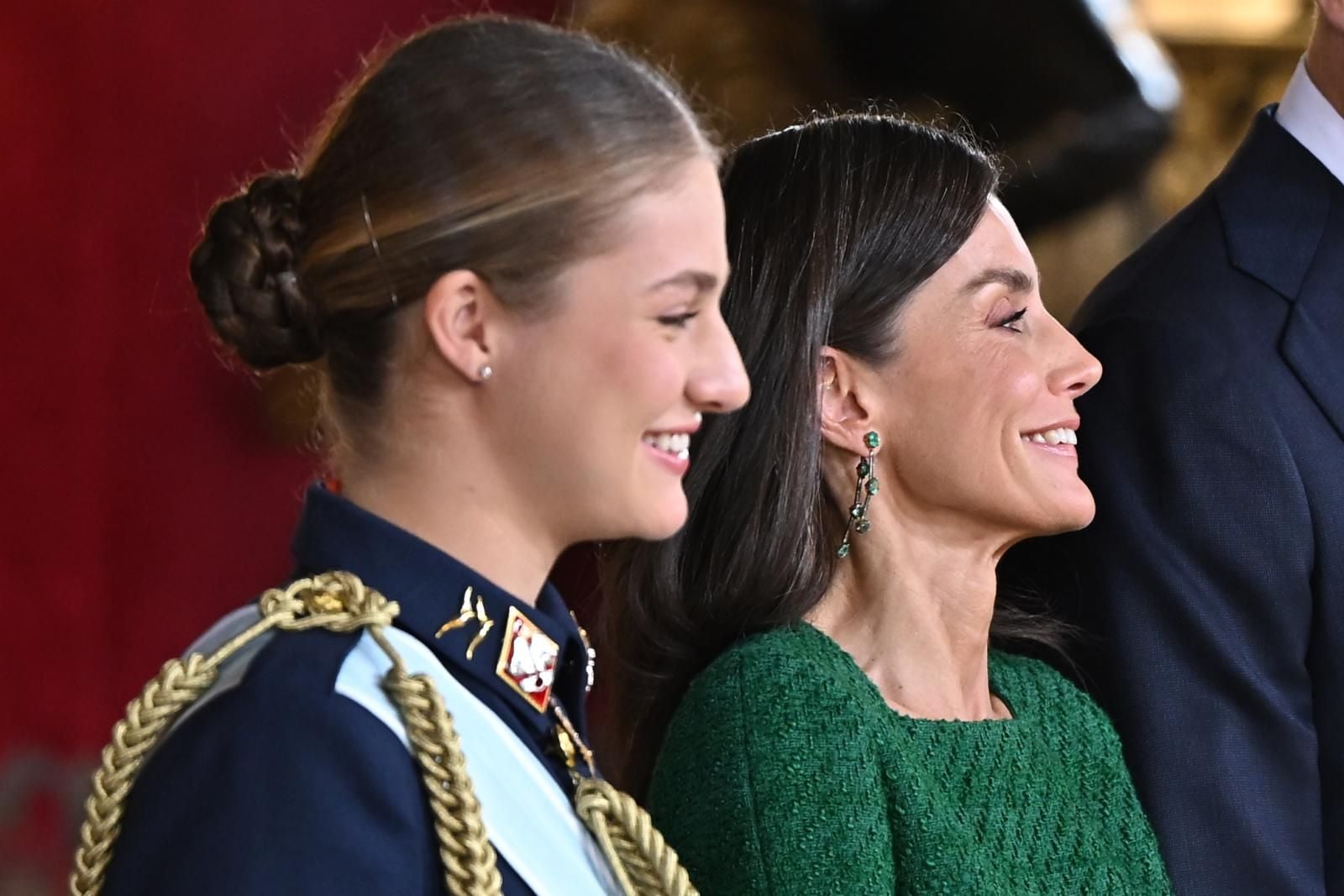 La Infana Leonor y la Reina, en un momento distendido durante su recepción a agentes sociales y económicos, además de autoridades nacionales y regionales