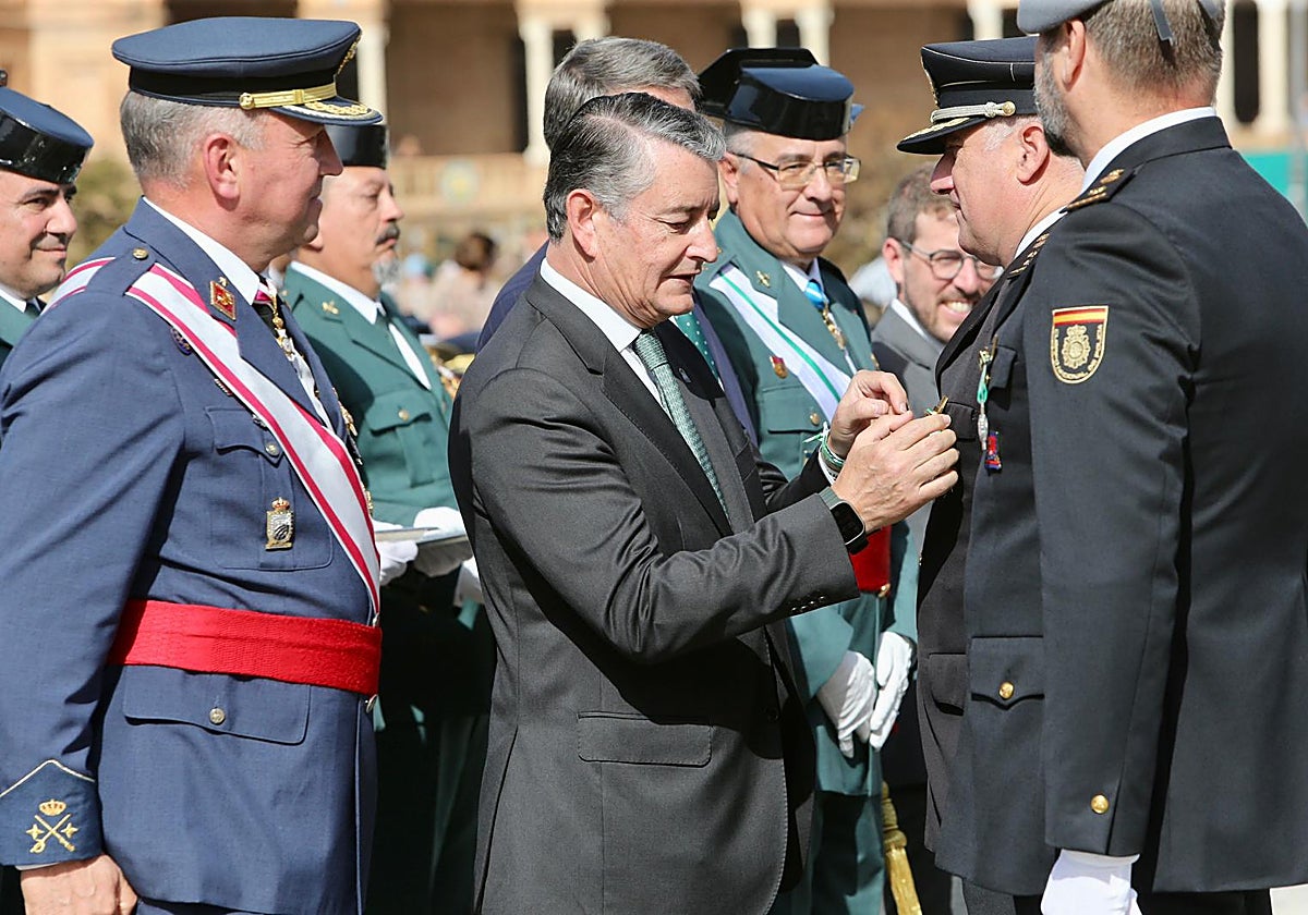 El consejero de Salud en funciones, Antonio Sanz, durante el desfile militar por la Fiesta Nacional en Sevilla