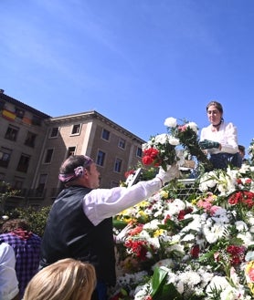 Imagen secundaria 2 - La Ofrenda de todos los récords en honor a la Virgen del Pilar
