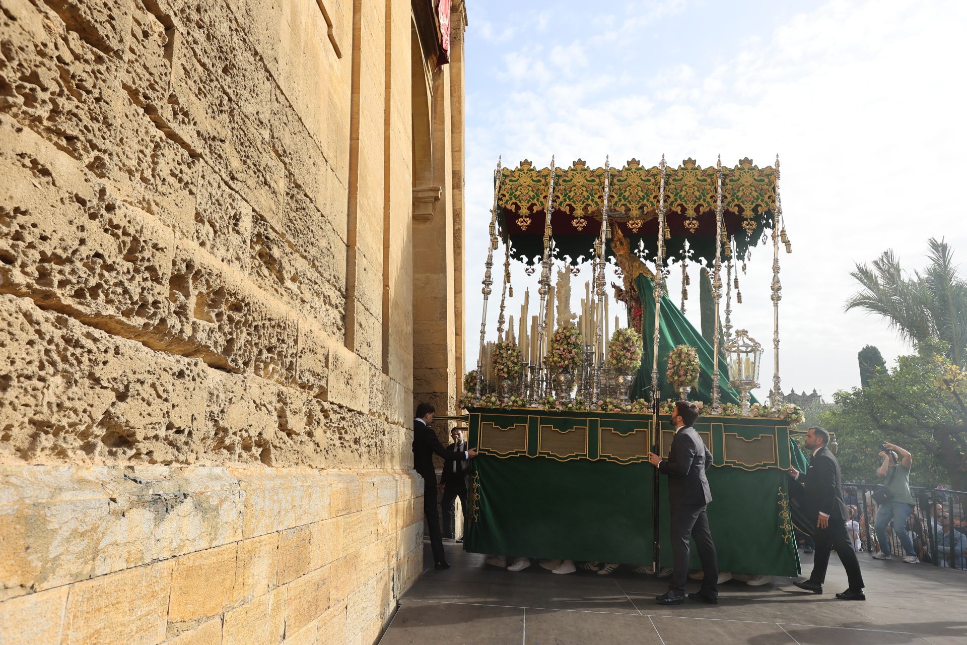 El alegre traslado de la Sagrada Cena de Córdoba y la Esperanza del Valle, en imágenes