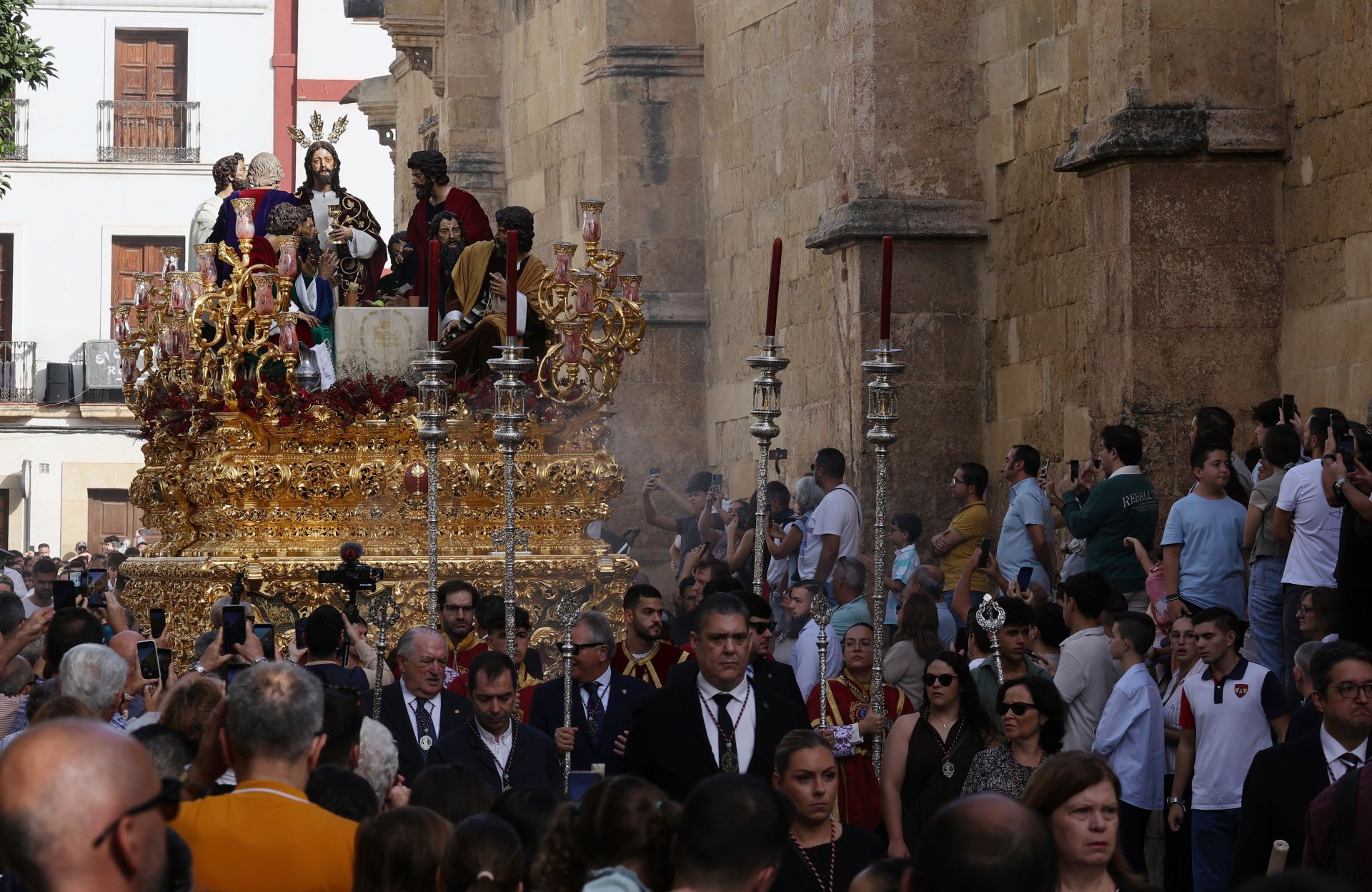 El alegre traslado de la Sagrada Cena de Córdoba y la Esperanza del Valle, en imágenes