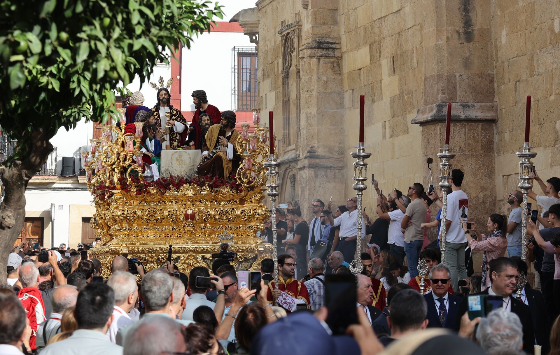 El alegre traslado de la Sagrada Cena de Córdoba y la Esperanza del Valle, en imágenes
