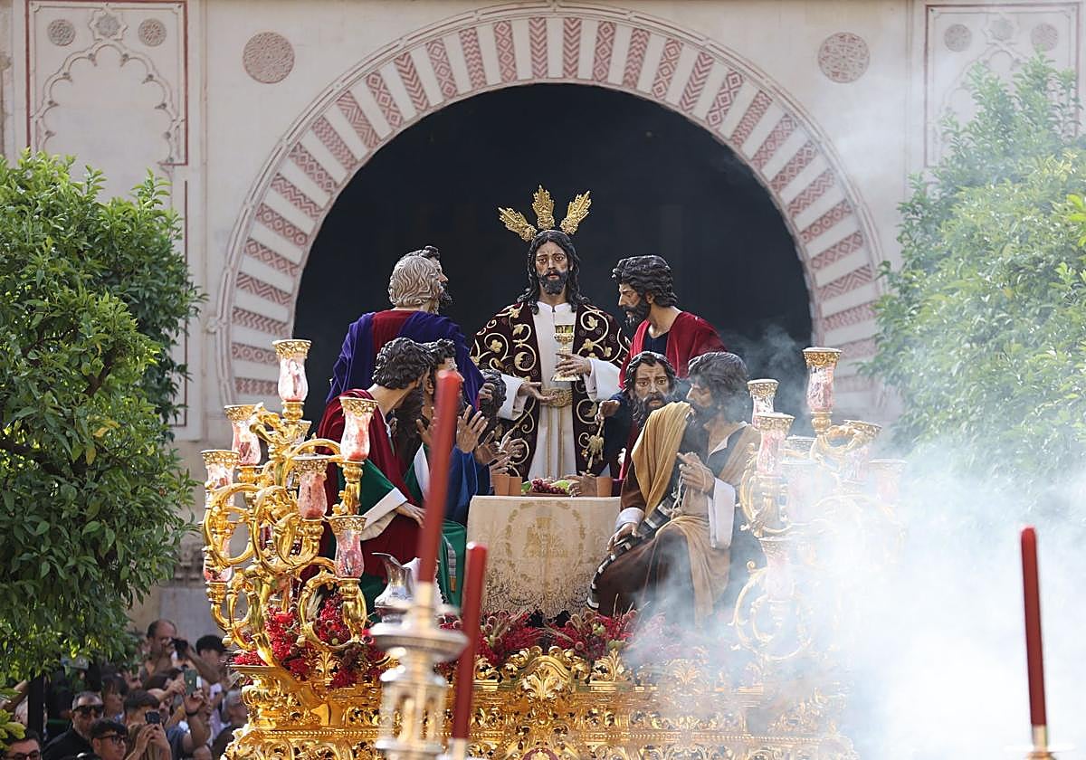 El paso de la Sagrada Cena, en el traslado de regreso de la cofradía, este lunes