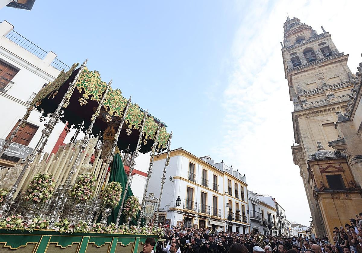 El paso de palio de María Santísima de la Esperenza del Valle, este lunes al salir de la Catedral