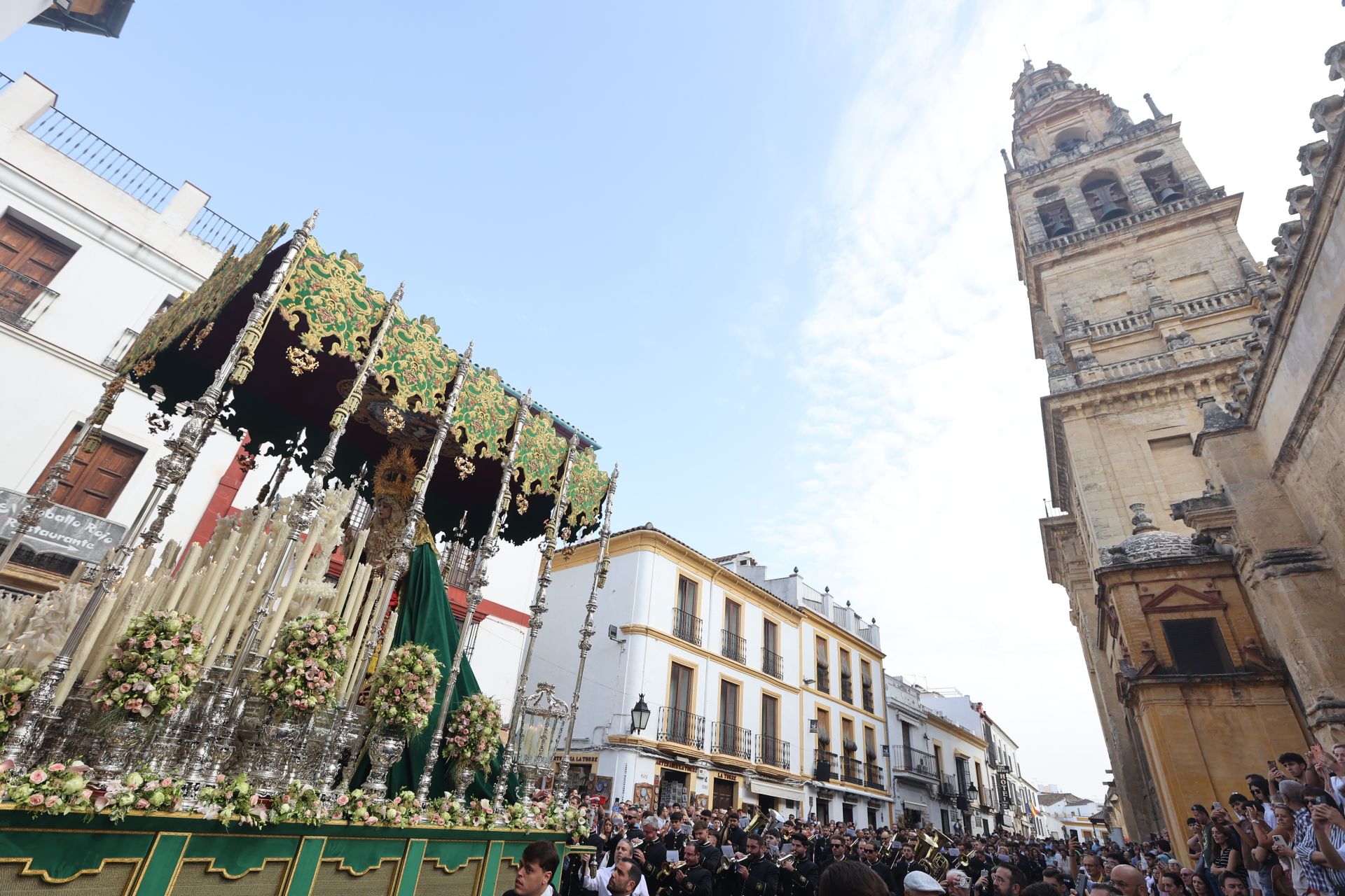 El alegre traslado de la Sagrada Cena de Córdoba y la Esperanza del Valle, en imágenes