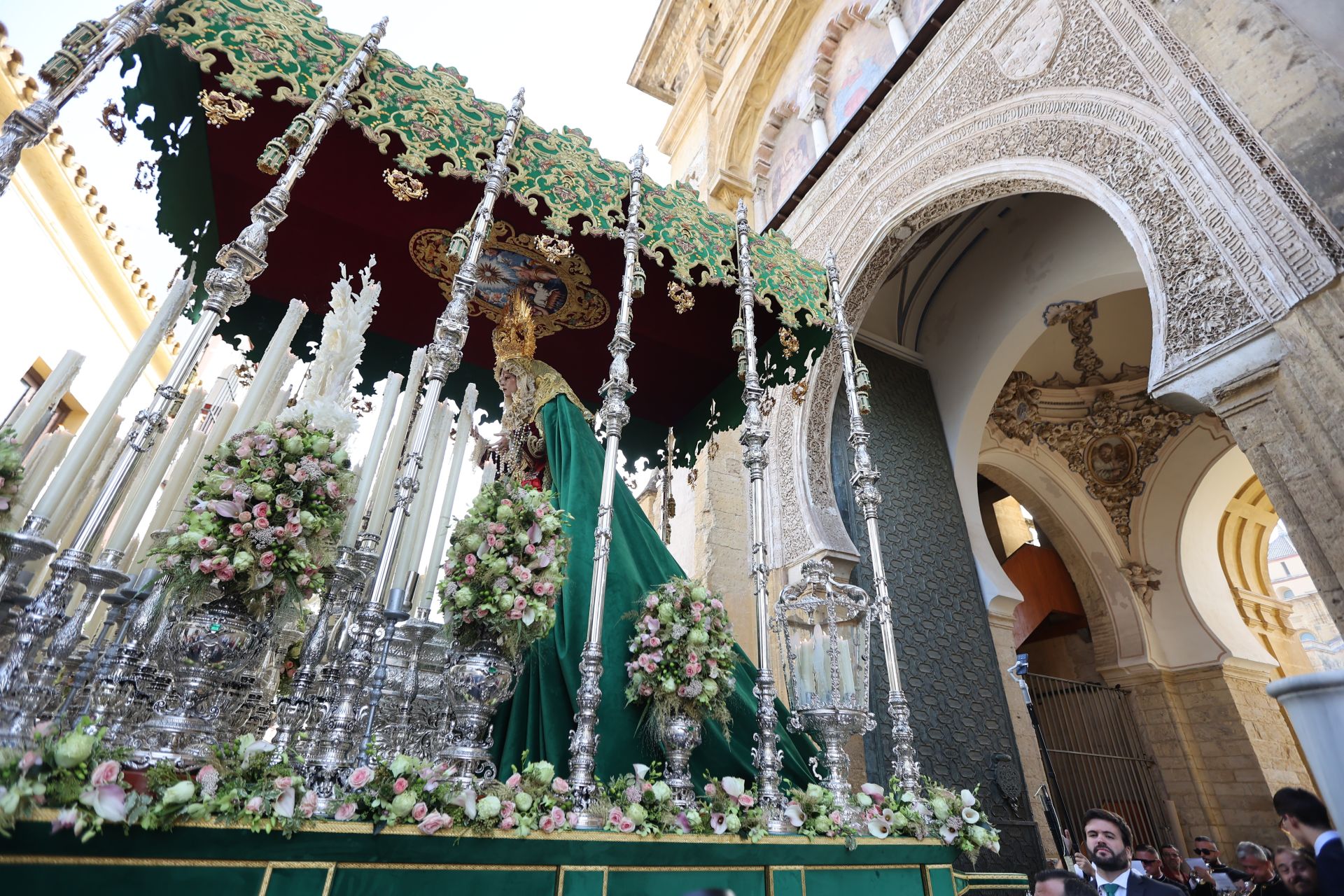 El alegre traslado de la Sagrada Cena de Córdoba y la Esperanza del Valle, en imágenes
