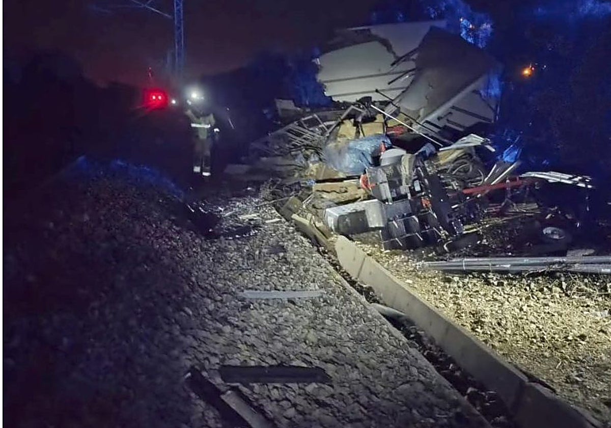 El camión accidentado que quedó volcado sobre las vías del tren en Carrascal de Barregas (Salamanca)