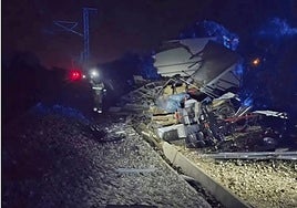 Muere el conductor de un camión tras salirse de la vía, volcar y chocar contra un tren de mercancías en Salamanca