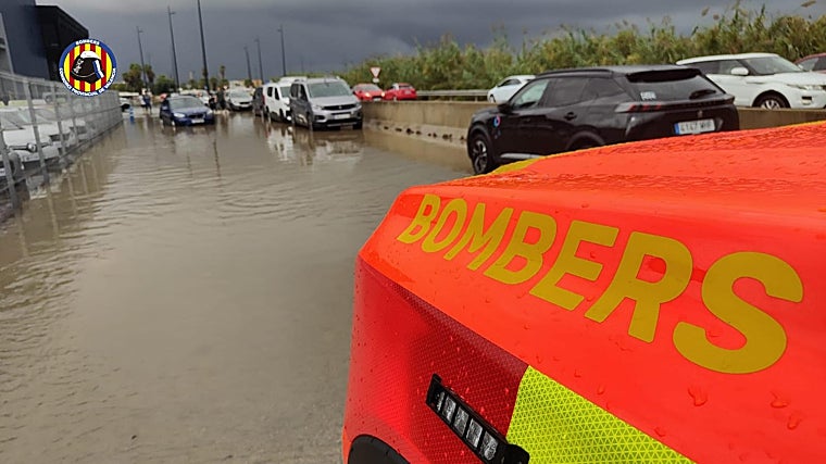 Imagen de actuaciones de los bomberos este lunes en Gandía por lluvias