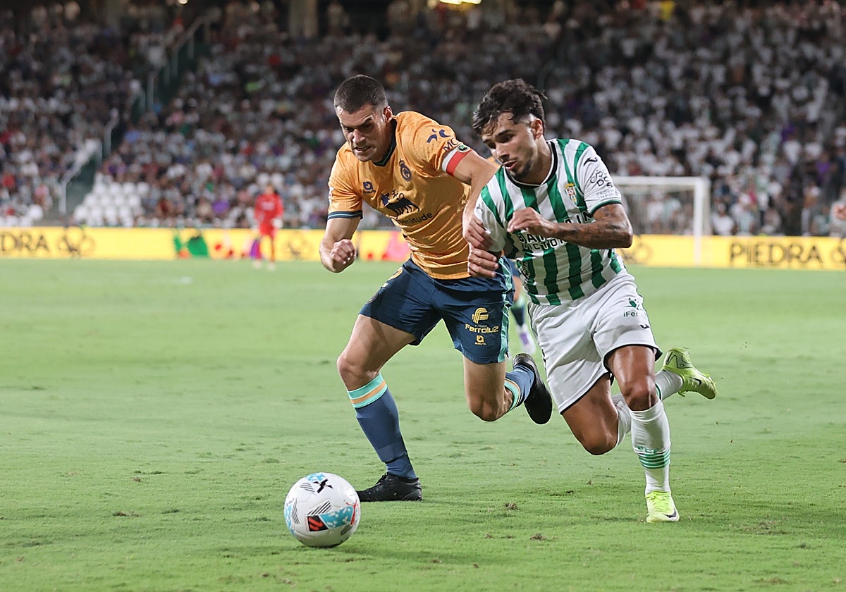 Kevin Medina se marcha de su defensor durante un partido de esta temporada