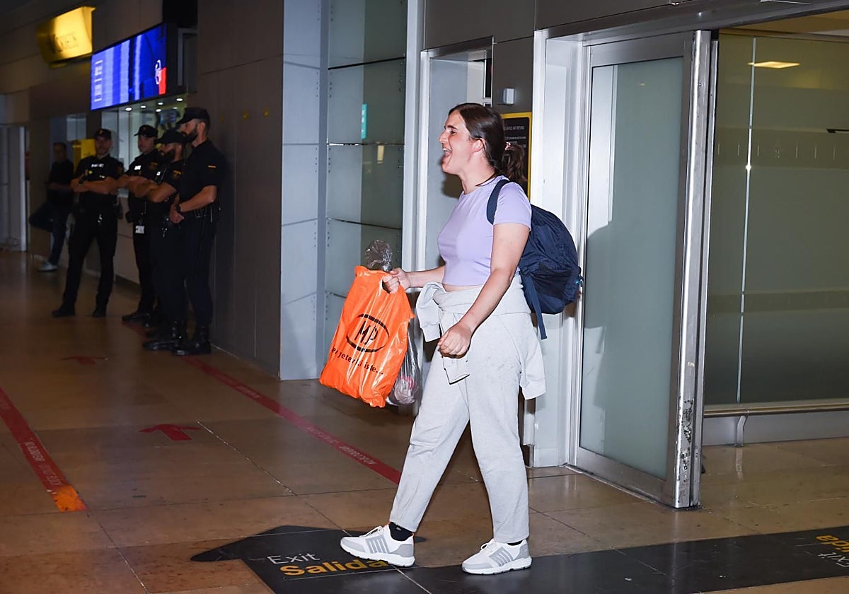 La diputada Jimena González, de Más Madrid, a su llegada al aeropuerto de Barajas el sábado pasado