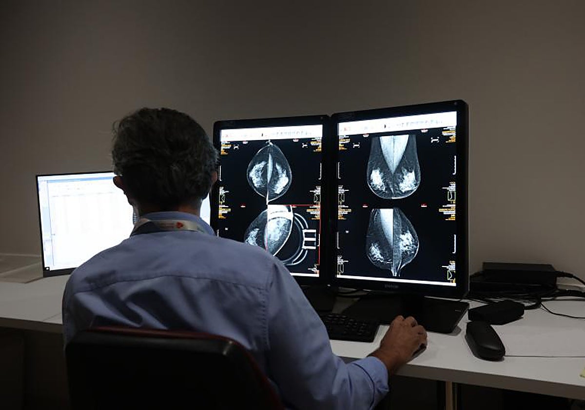 Un profesional en la unidad de mamografía del centro de especialidades Castilla del Pino de Córdoba