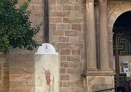 Una parroquia de Linares elimina sus símbolos falangistas