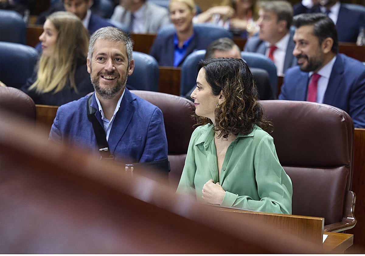La presidenta Díaz Ayuso y el consejero Miguel Ángel García Martín, en la Asamblea