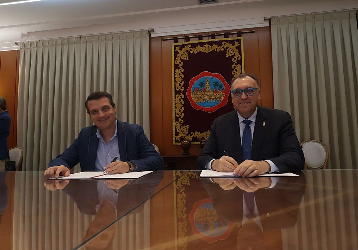 El alcalde de Córdoba y el consejero de Turismo de la Junta, este martes en Capitulares