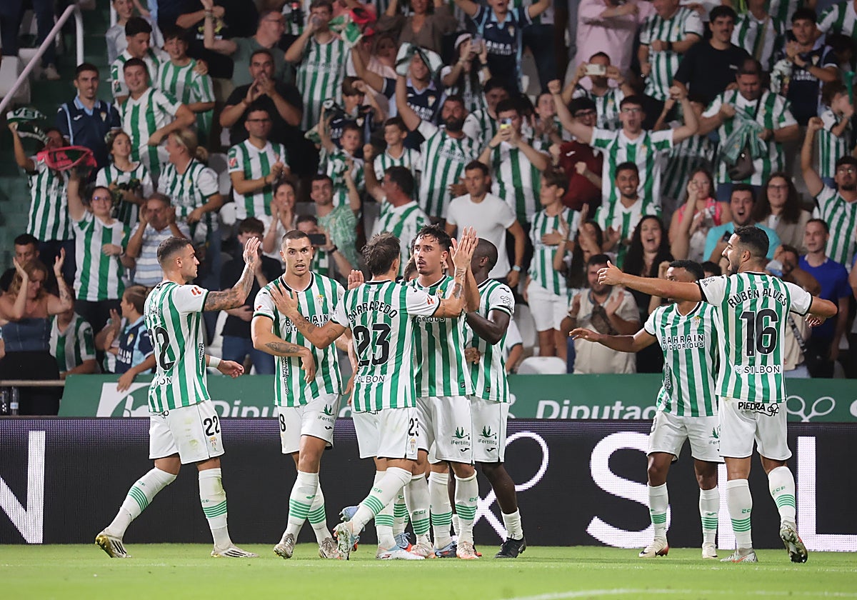 Los jugadores del Córdoba celebran el tanto de Fuentes