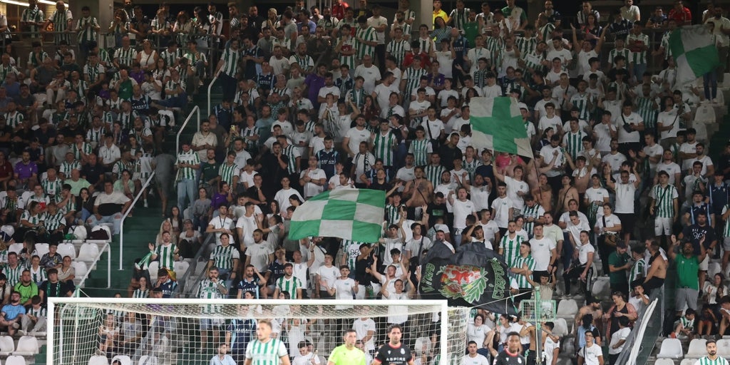 El Córdoba CF, a la espera de identificar al aficionado que lanzó la botella ante la Cultural y una posible sanción de la Liga
