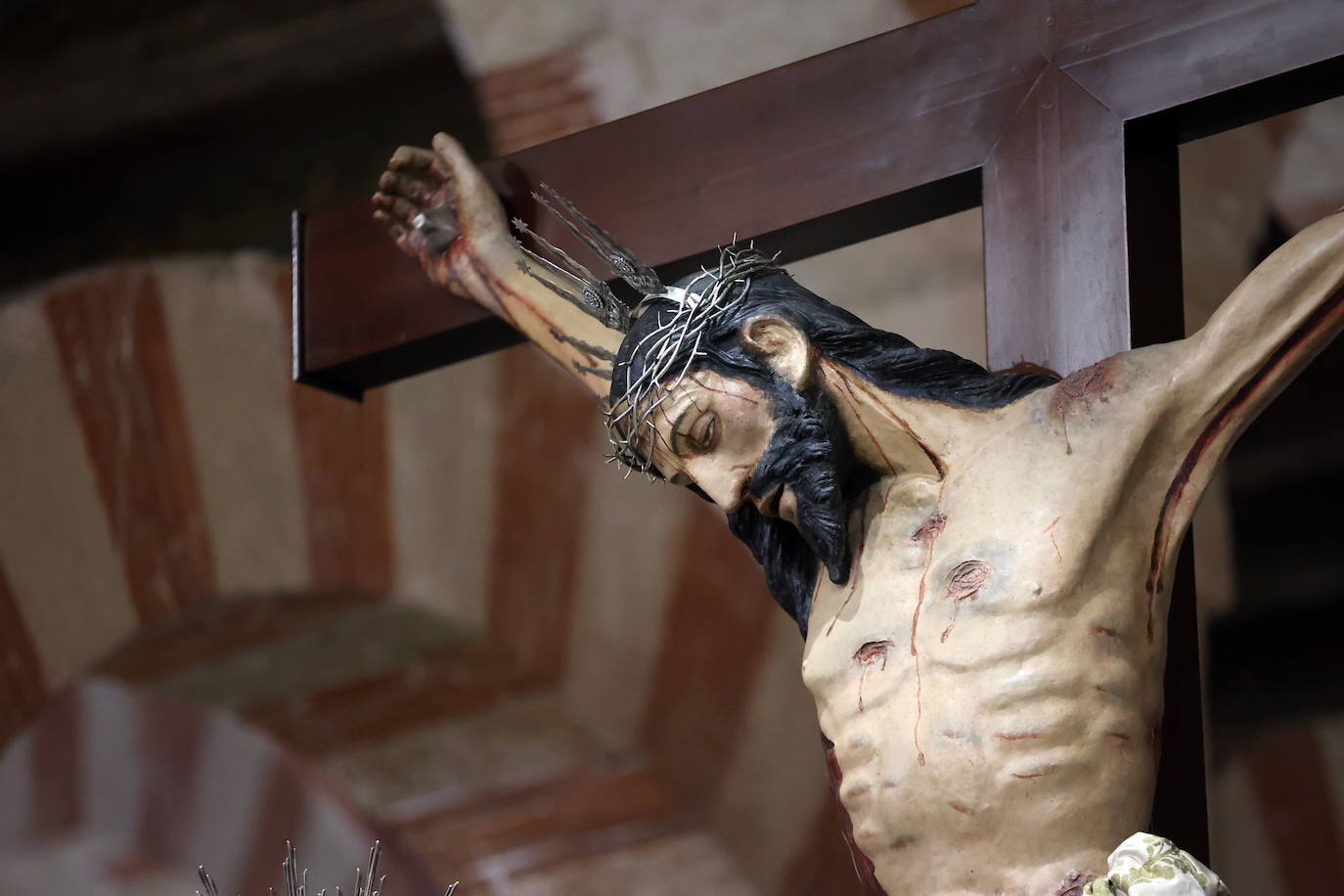 Los pasos del Vía Crucis Magno de Córdoba expuestos en la Mezquita-Catedral, en imágenes