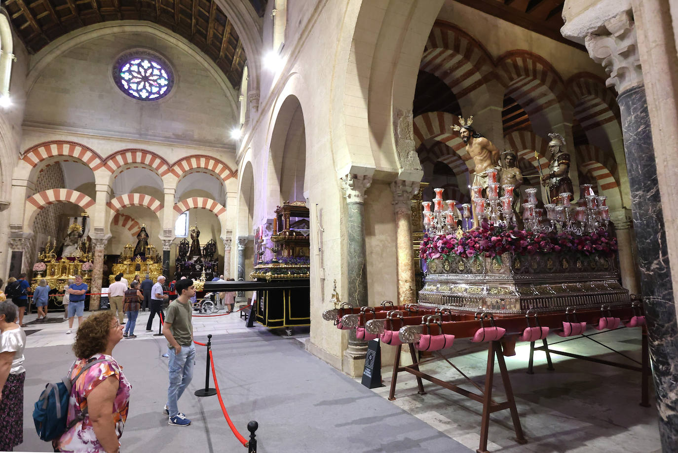 Los pasos del Vía Crucis Magno de Córdoba expuestos en la Mezquita-Catedral, en imágenes