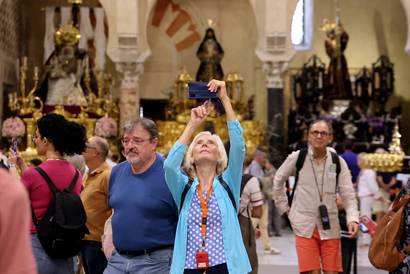 Los pasos del Vía Crucis Magno de Córdoba expuestos en la Mezquita-Catedral, en imágenes