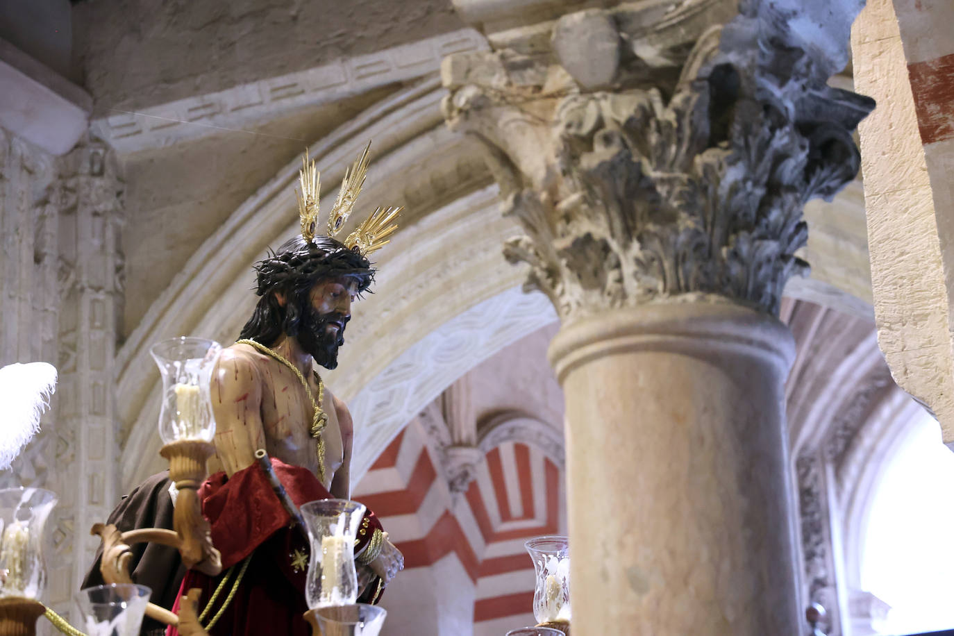 Los pasos del Vía Crucis Magno de Córdoba expuestos en la Mezquita-Catedral, en imágenes