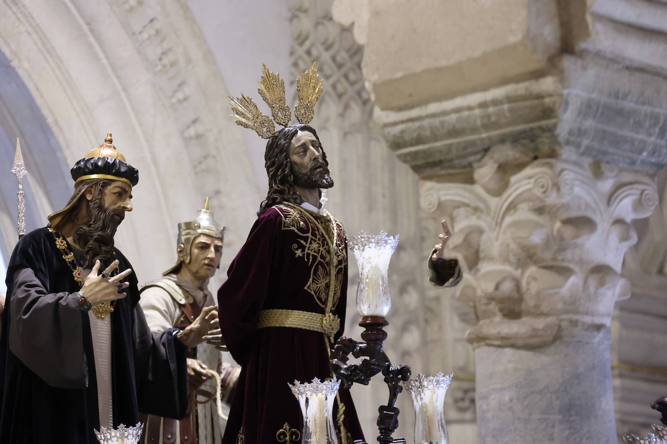 Los pasos del Vía Crucis Magno de Córdoba expuestos en la Mezquita-Catedral, en imágenes