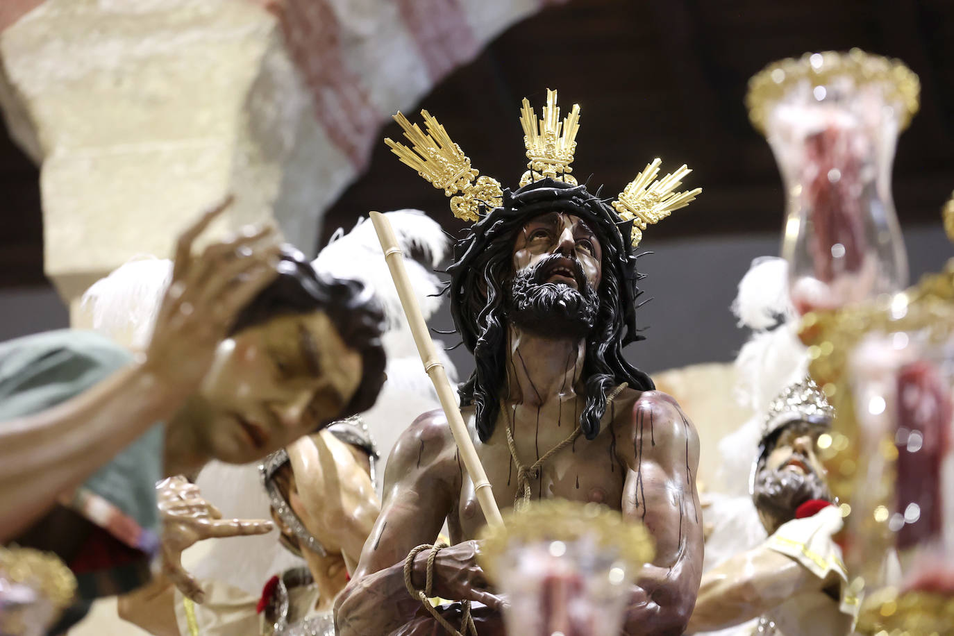 Los pasos del Vía Crucis Magno de Córdoba expuestos en la Mezquita-Catedral, en imágenes