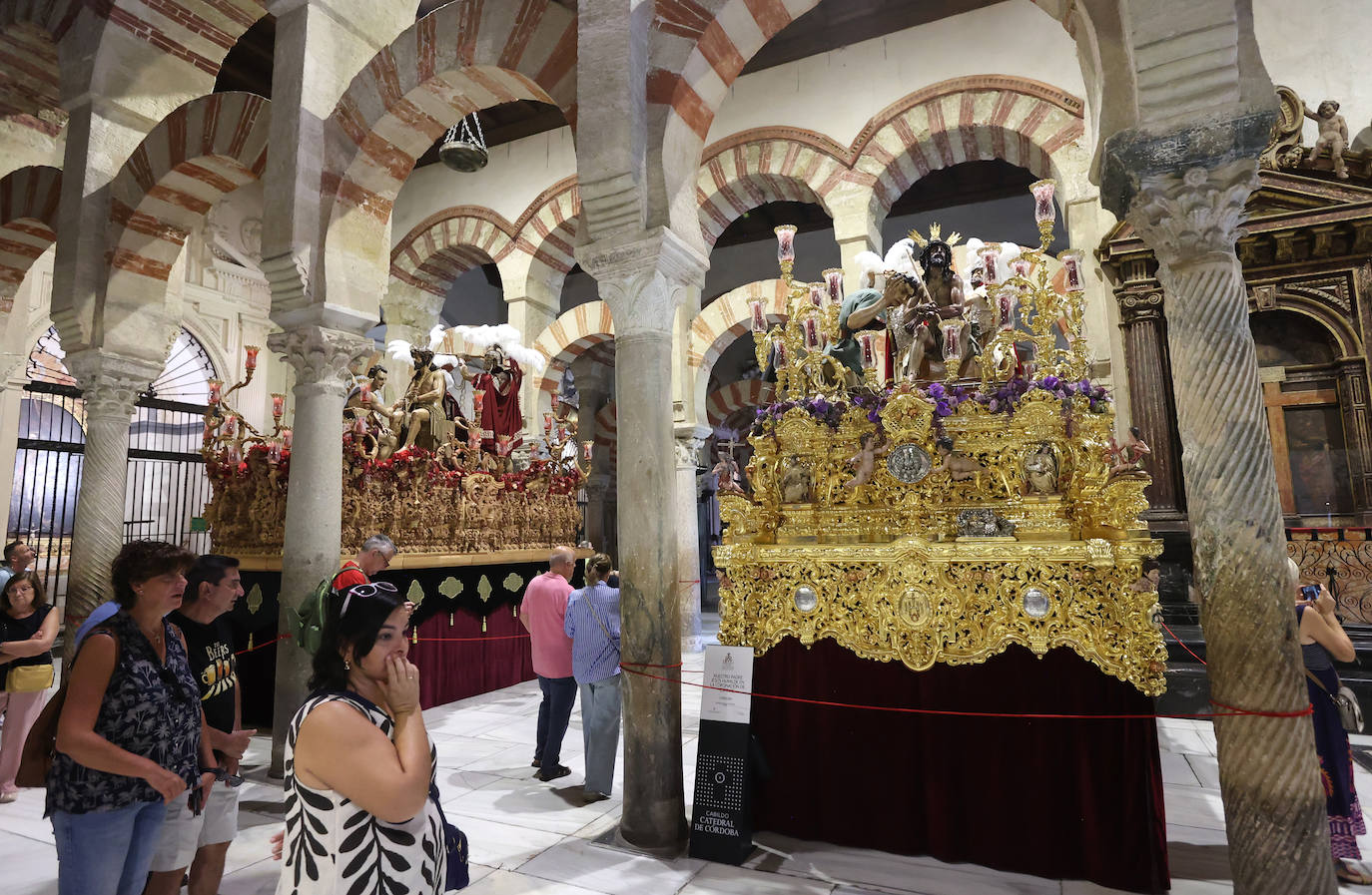 Los pasos del Vía Crucis Magno de Córdoba expuestos en la Mezquita-Catedral, en imágenes