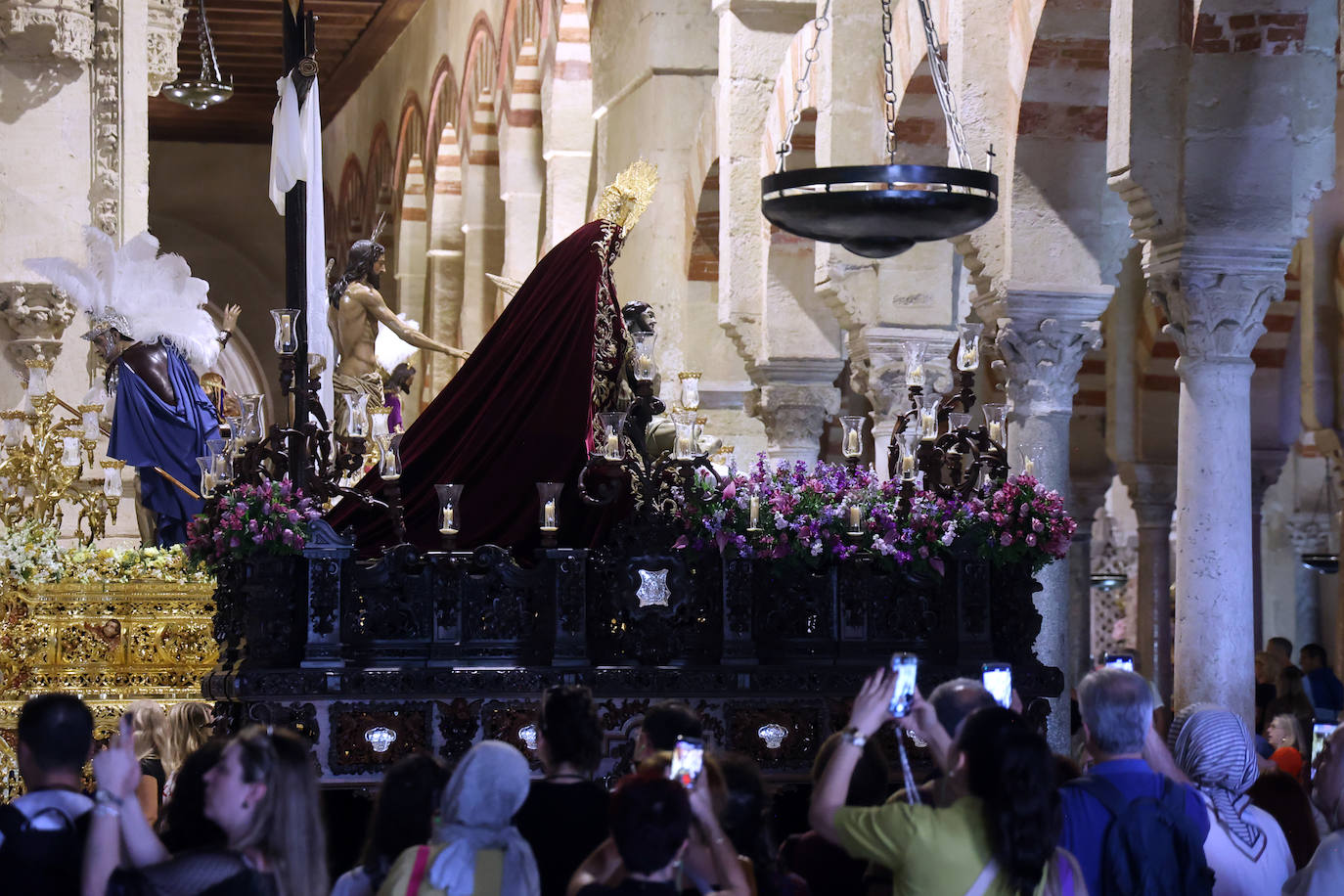 Los pasos del Vía Crucis Magno de Córdoba expuestos en la Mezquita-Catedral, en imágenes