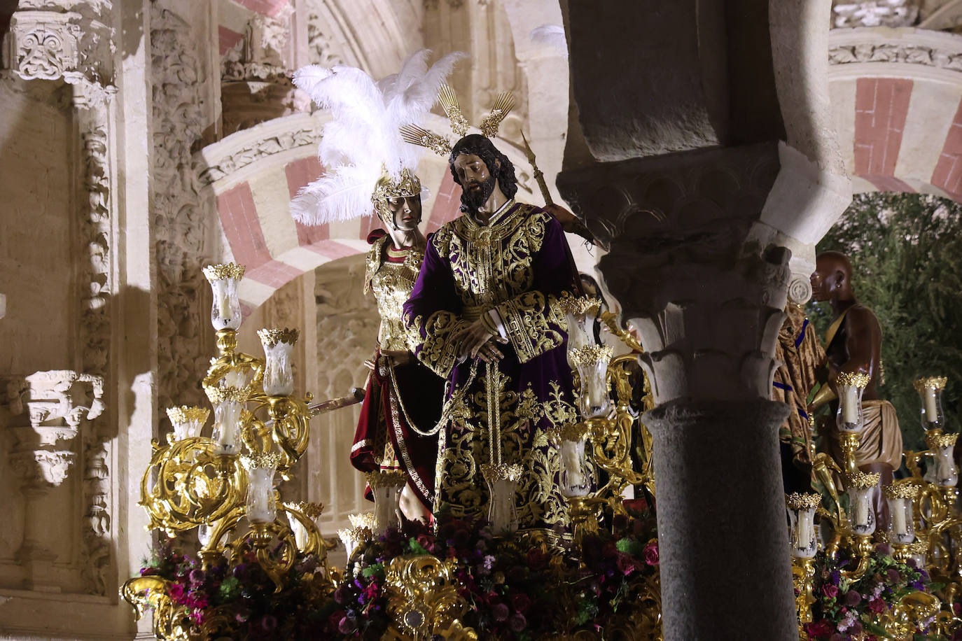 Los pasos del Vía Crucis Magno de Córdoba expuestos en la Mezquita-Catedral, en imágenes