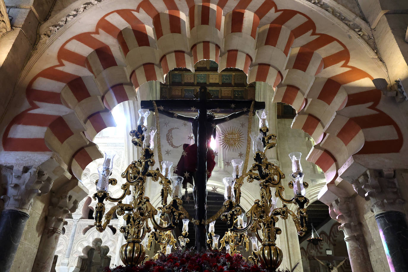 Los pasos del Vía Crucis Magno de Córdoba expuestos en la Mezquita-Catedral, en imágenes