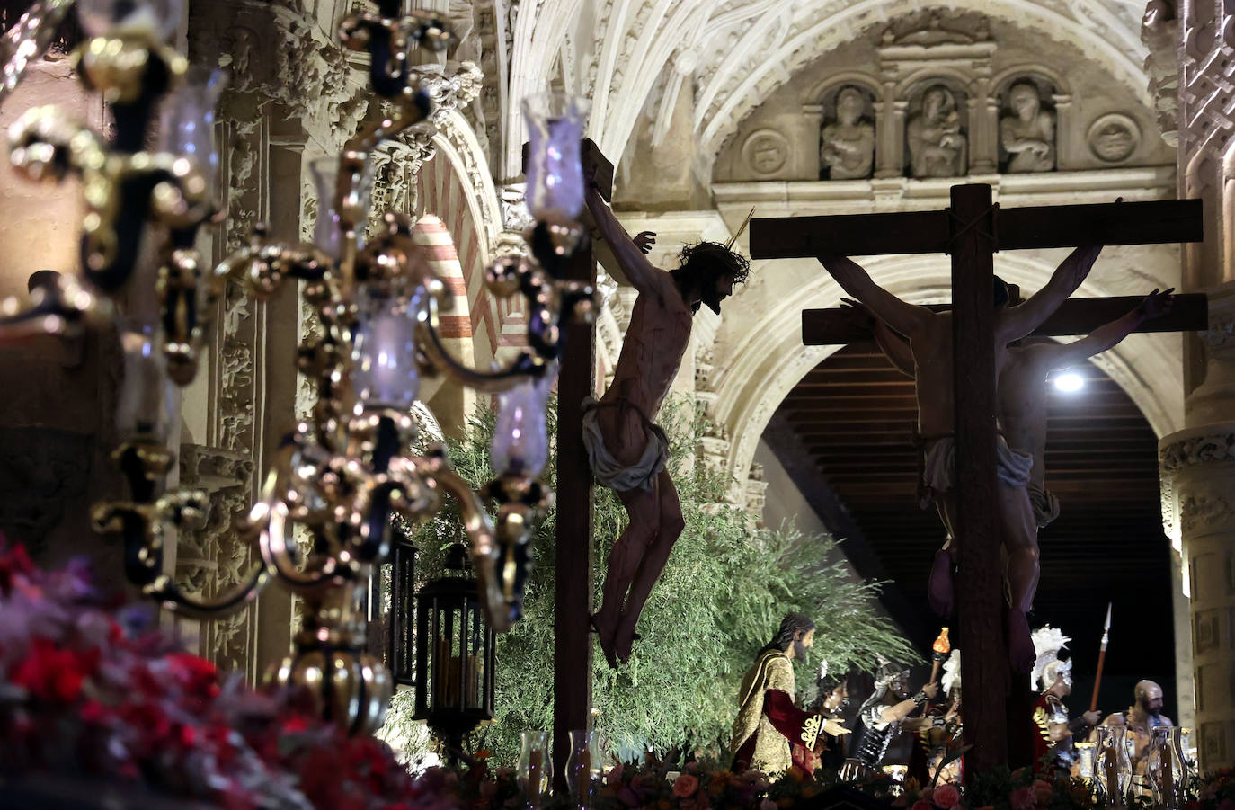 Los pasos del Vía Crucis Magno de Córdoba expuestos en la Mezquita-Catedral, en imágenes