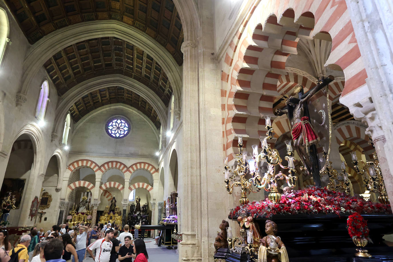 Los pasos del Vía Crucis Magno de Córdoba expuestos en la Mezquita-Catedral, en imágenes