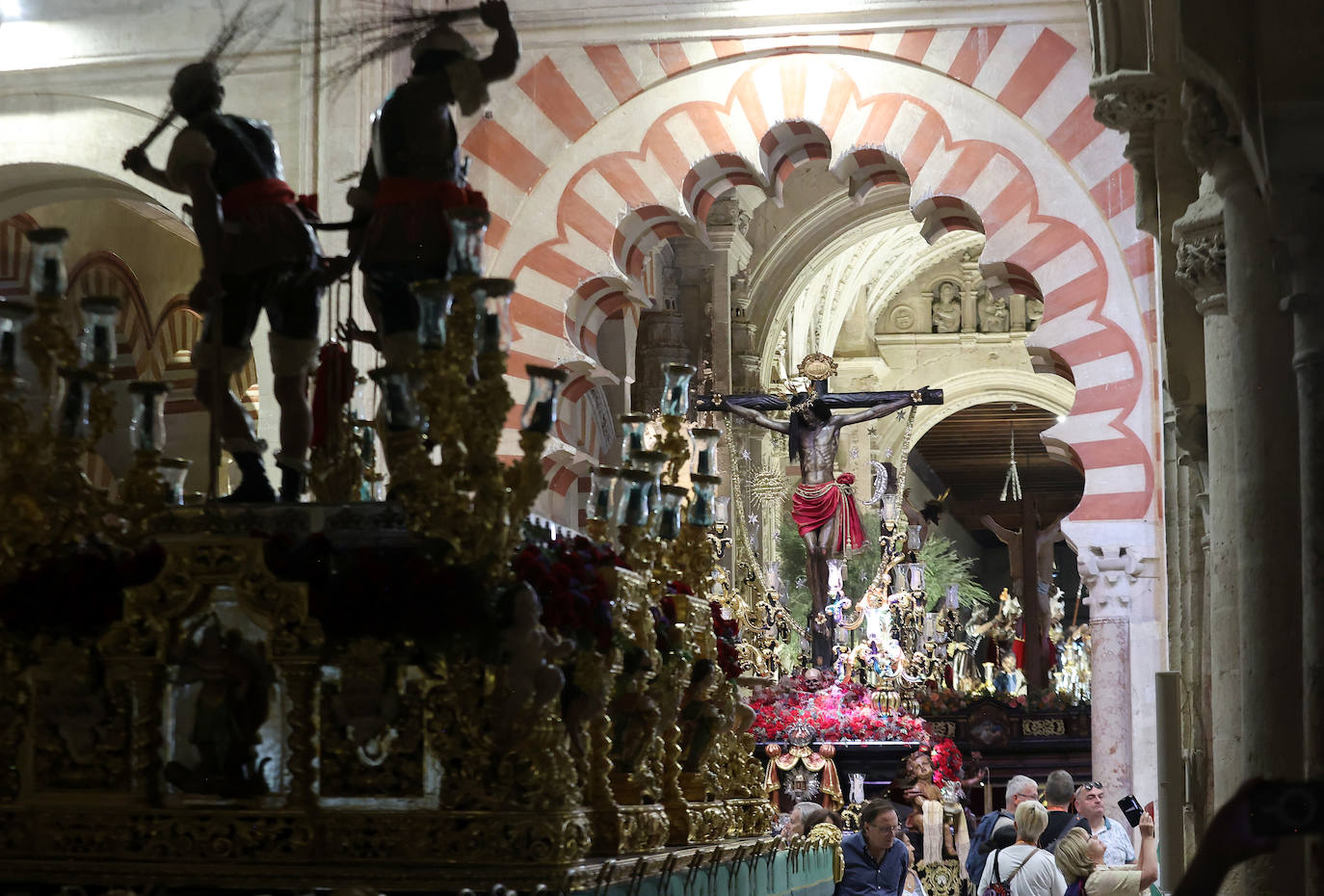 Los pasos del Vía Crucis Magno de Córdoba expuestos en la Mezquita-Catedral, en imágenes
