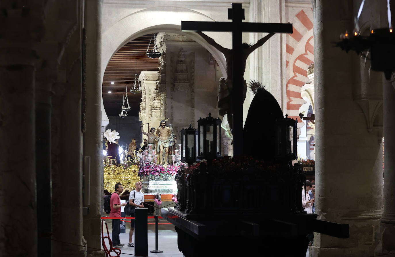 Los pasos del Vía Crucis Magno de Córdoba expuestos en la Mezquita-Catedral, en imágenes