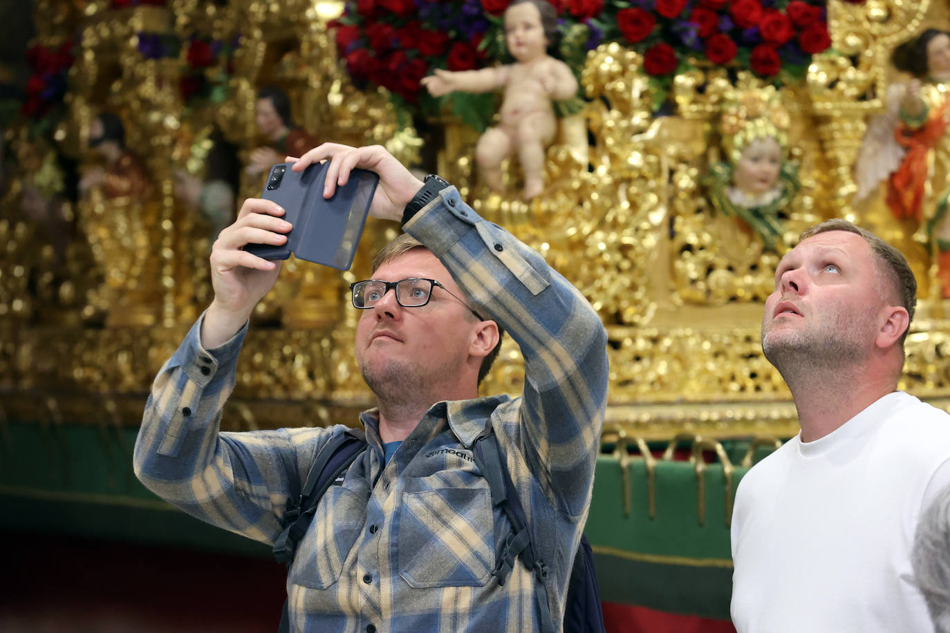 Los pasos del Vía Crucis Magno de Córdoba expuestos en la Mezquita-Catedral, en imágenes