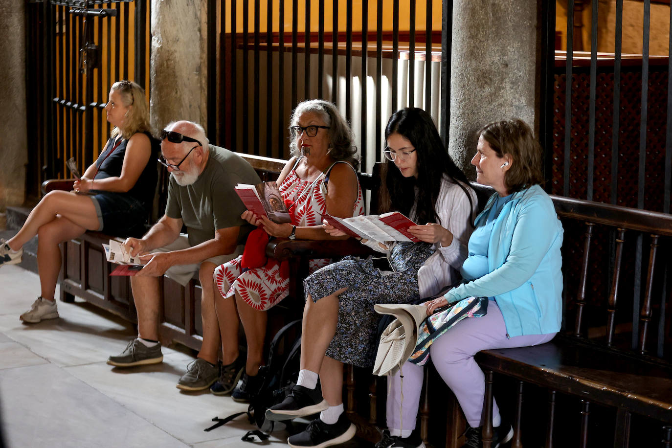 Los pasos del Vía Crucis Magno de Córdoba expuestos en la Mezquita-Catedral, en imágenes