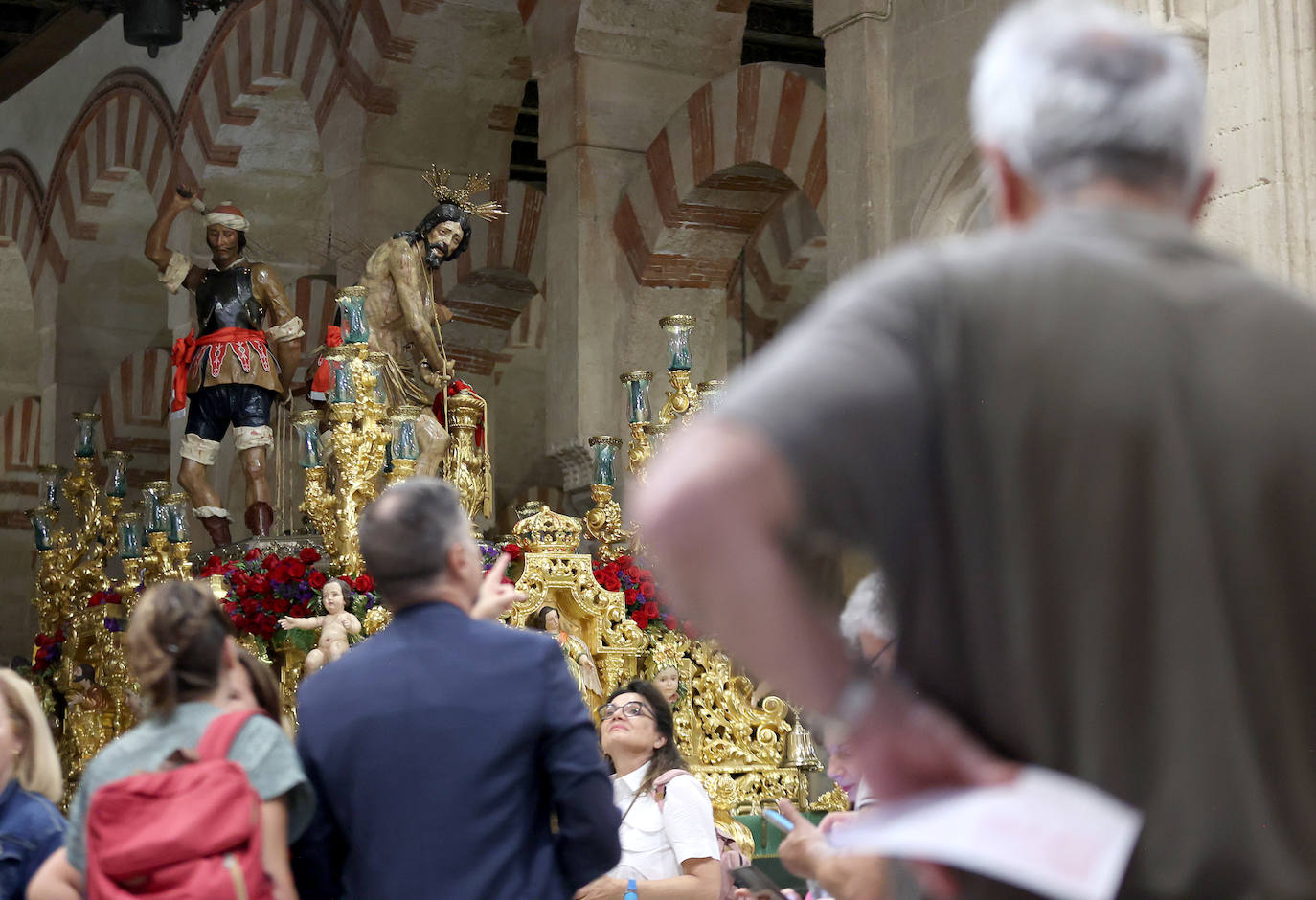 Los pasos del Vía Crucis Magno de Córdoba expuestos en la Mezquita-Catedral, en imágenes