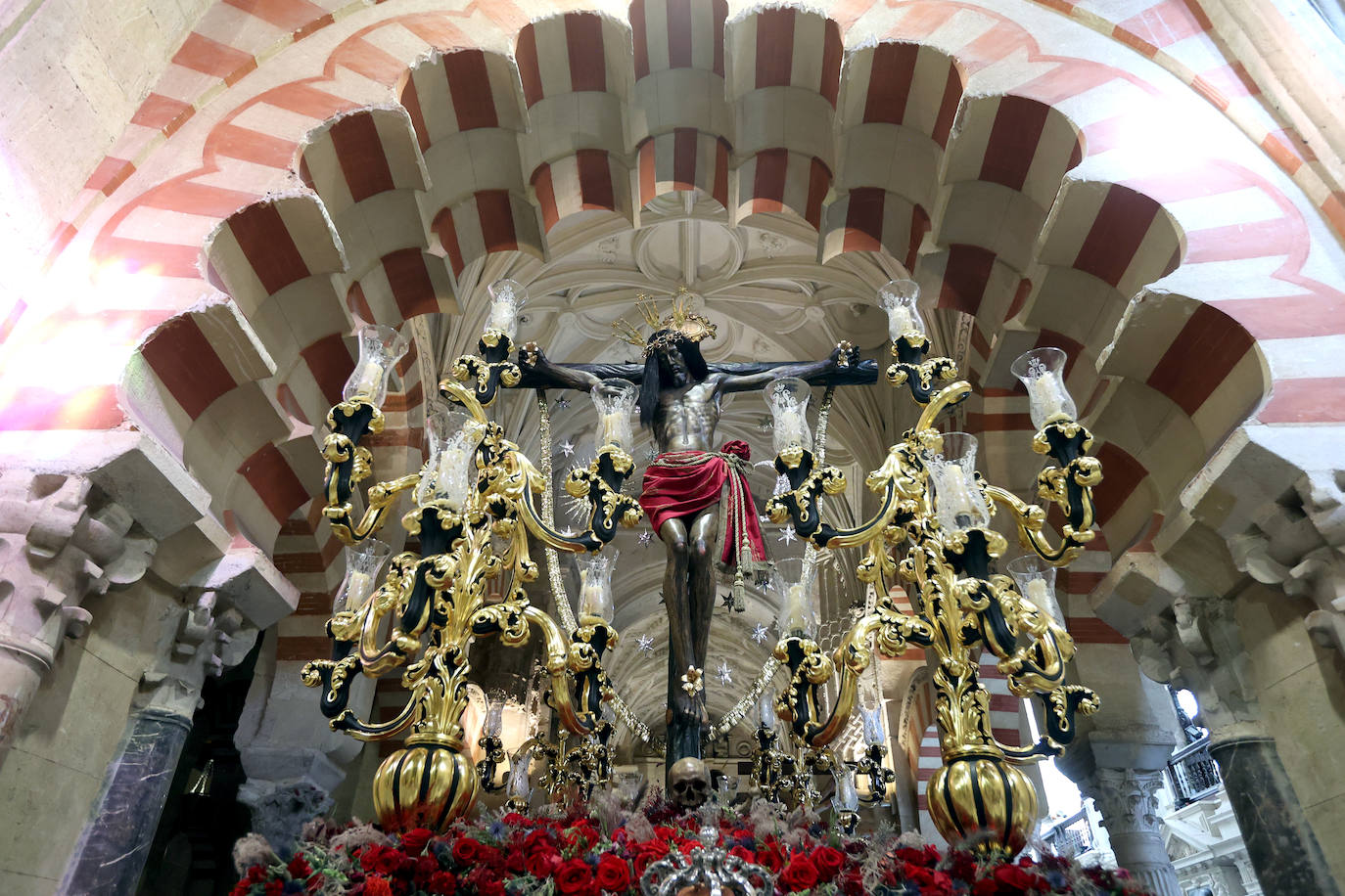 Los pasos del Vía Crucis Magno de Córdoba expuestos en la Mezquita-Catedral, en imágenes