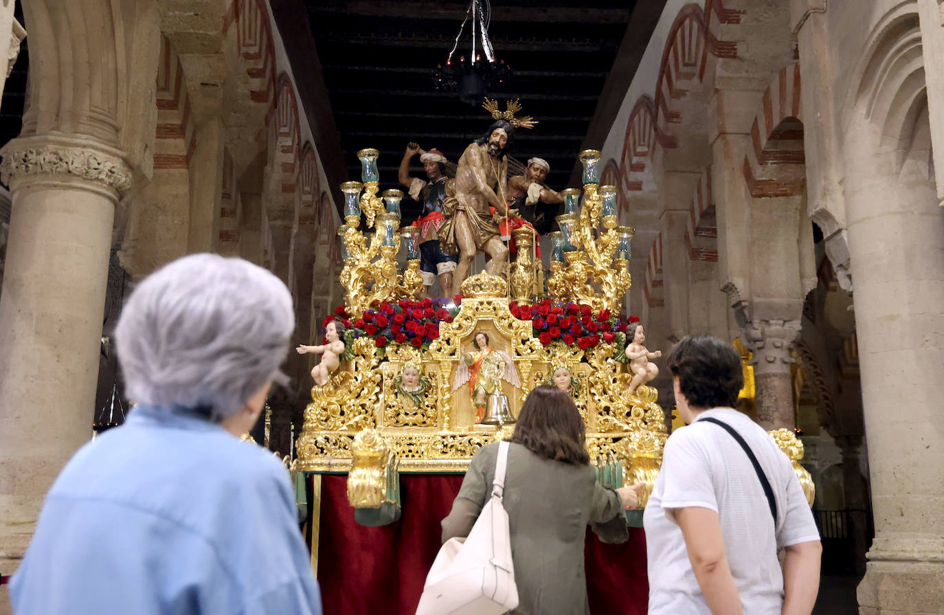 Los pasos del Vía Crucis Magno de Córdoba expuestos en la Mezquita-Catedral, en imágenes