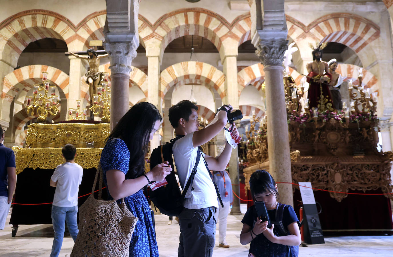 Los pasos del Vía Crucis Magno de Córdoba expuestos en la Mezquita-Catedral, en imágenes