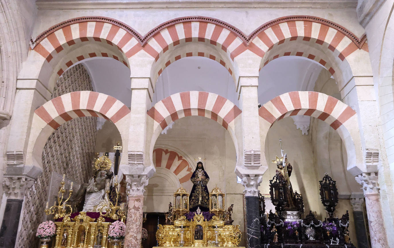 Los pasos del Vía Crucis Magno de Córdoba expuestos en la Mezquita-Catedral, en imágenes