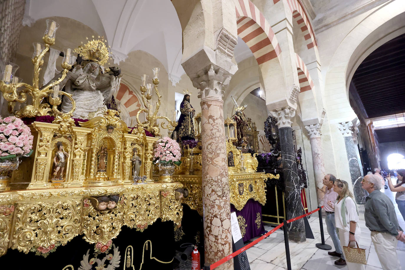 Los pasos del Vía Crucis Magno de Córdoba expuestos en la Mezquita-Catedral, en imágenes