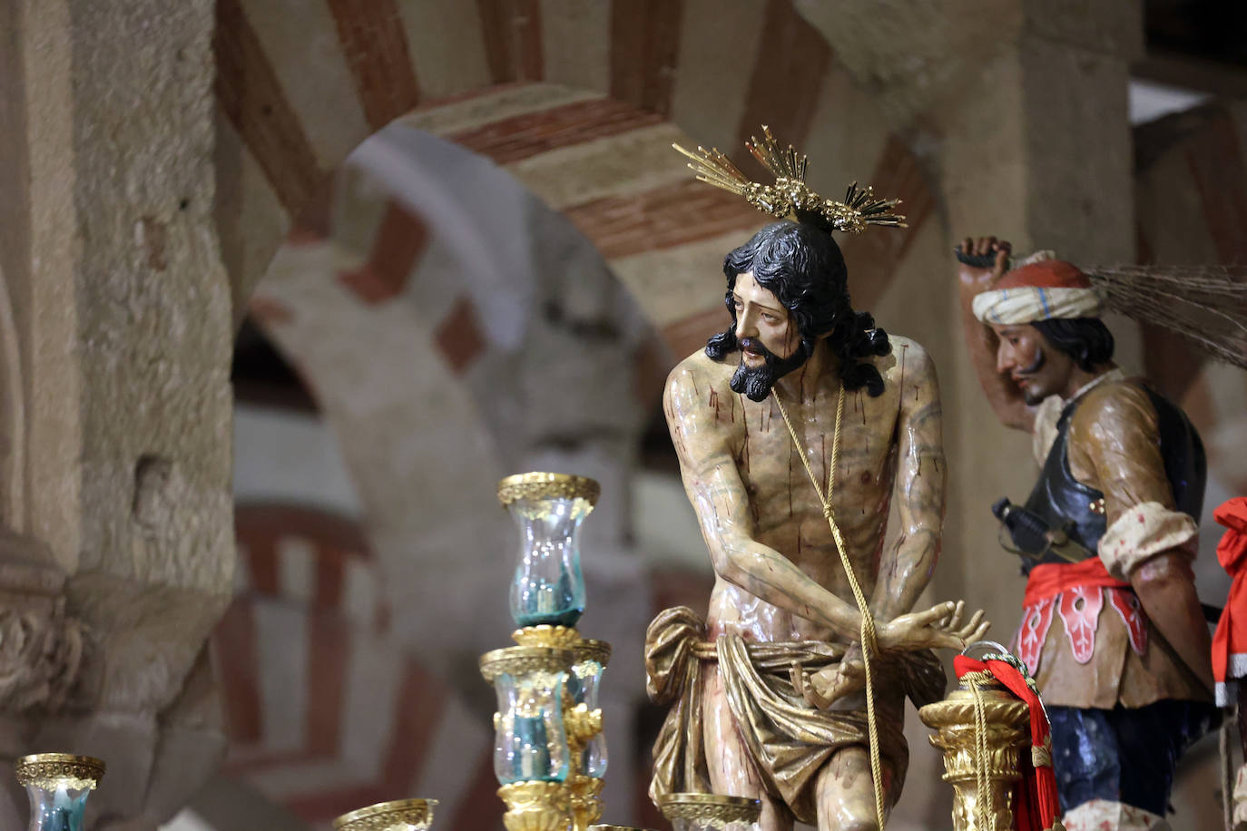 Los pasos del Vía Crucis Magno de Córdoba expuestos en la Mezquita-Catedral, en imágenes