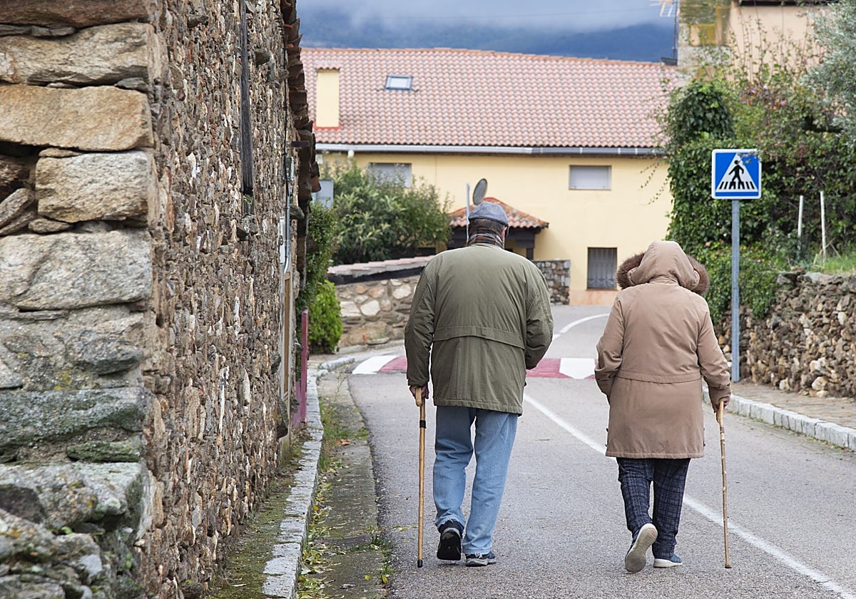 Dos personas caminan por Madarcos
