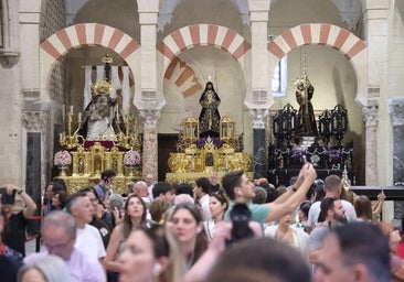 Los pasos del Vía Crucis Magno de Córdoba expuestos en la Mezquita-Catedral, en imágenes