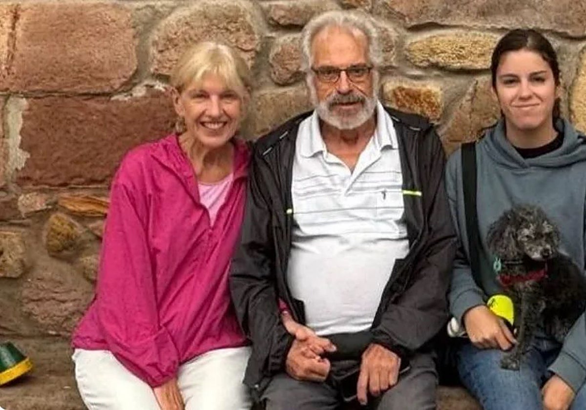 Juanma (en el centro) precisa un avión medicalizado que lo traiga de vuelta de Vietnam